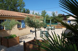 Outdoor dining - Villa 'La Lezardière Gorges Du Verdon' with Private Pool, Wi-Fi and Air Conditioning (Régusse)