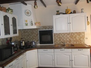 Fridge, microwave, oven, stovetop - Villa 'La Lezardière Gorges Du Verdon' with Private Pool, Wi-Fi and Air Conditioning (Régusse)