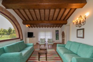 Fernseher, Kamin, Tischtennisplatte