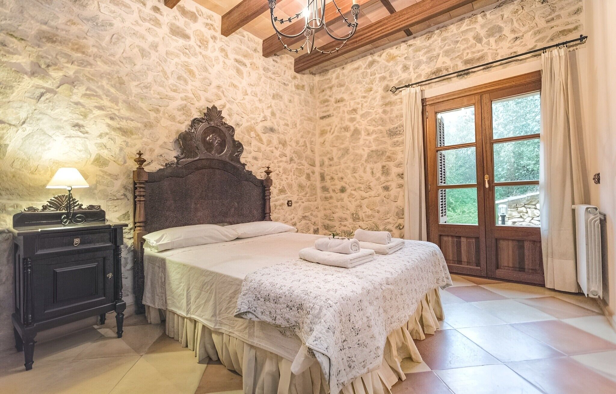 4 bedrooms, iron/ironing board, free WiFi, bed sheets