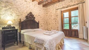 4 bedrooms, iron/ironing board, free WiFi, bed sheets