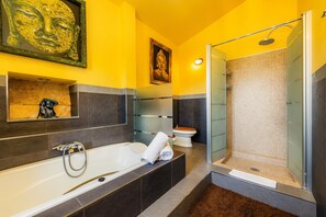 Baignoire, séchoir à cheveux, serviettes fournies