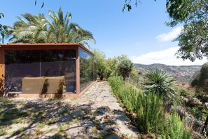Property grounds - Finca 'La Casita De la Orilla De Peñate' with Sea Views, Private Terrace & Wi-Fi (Santa Brigida)