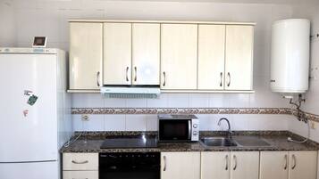 Geladeira, micro-ondas, fogĂŁo, cafeteira/chaleira