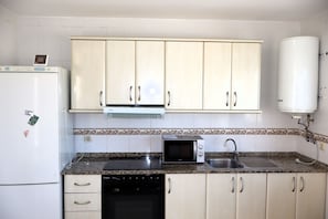 Réfrigérateur, micro-ondes, four, cafetière/bouilloire