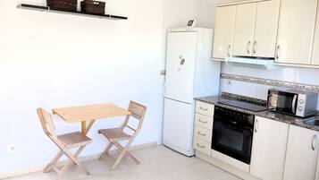 Frigorífico, microondas, horno y cafetera o tetera