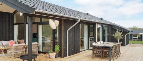 تناول الطعام بالخارج