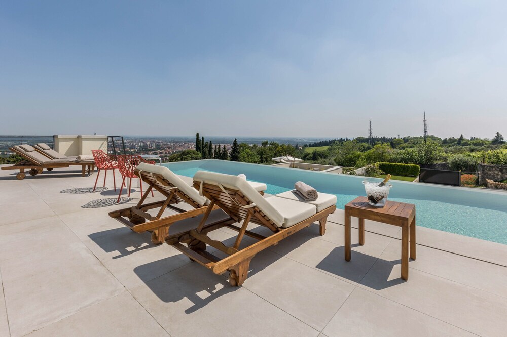 Studio Apartment 'Guendalina Suite' with Shared Pool, Wi-Fi and Air Conditioning