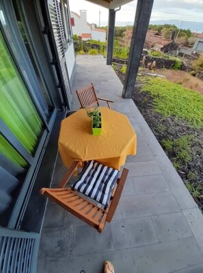 Outdoor dining - Holiday Home 'Ocean Melody' with Sea View, Wi-Fi and Air Conditioning (Prainha)