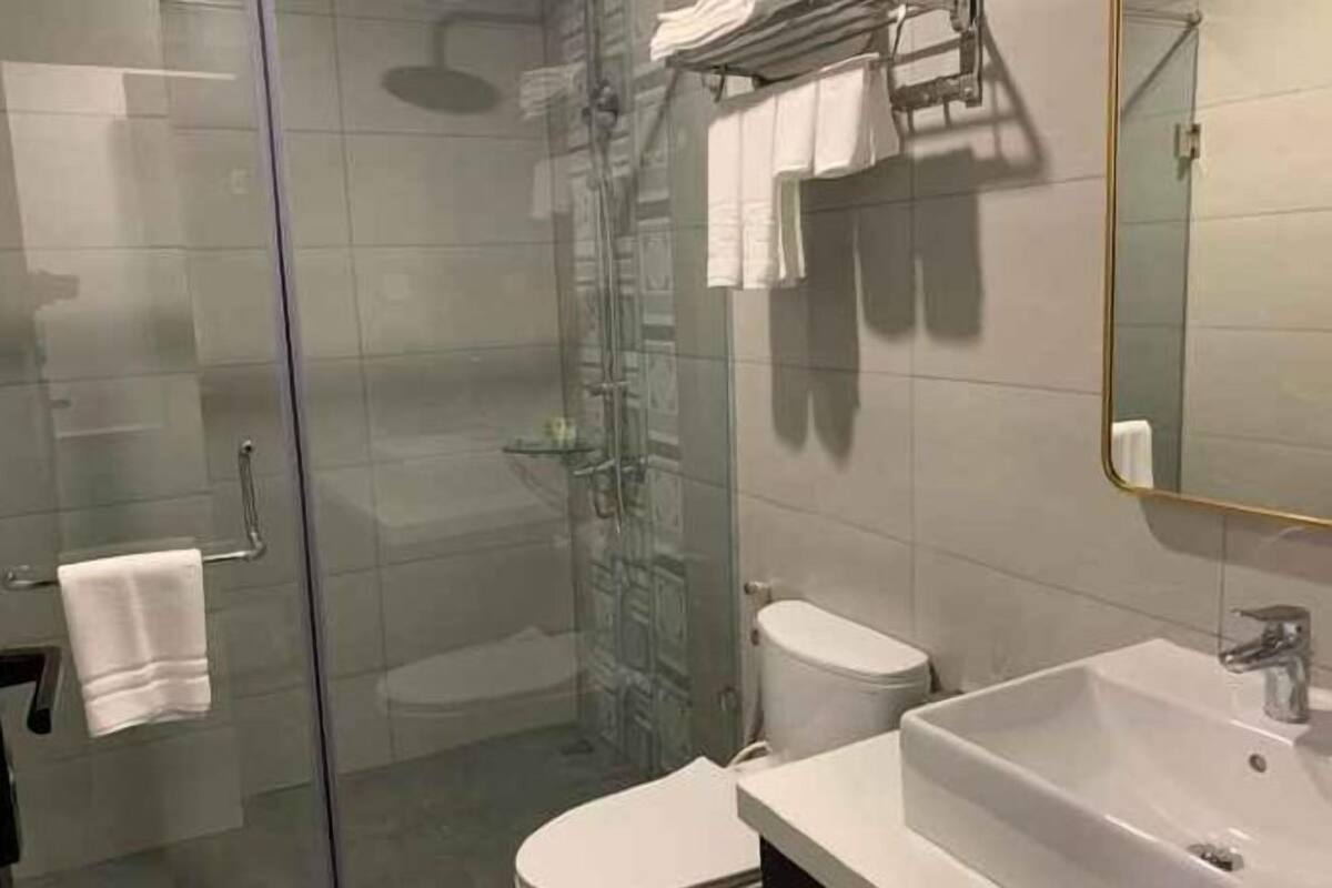 Secador de cabelo, roupões de banho, chinelos, toalhas de banho