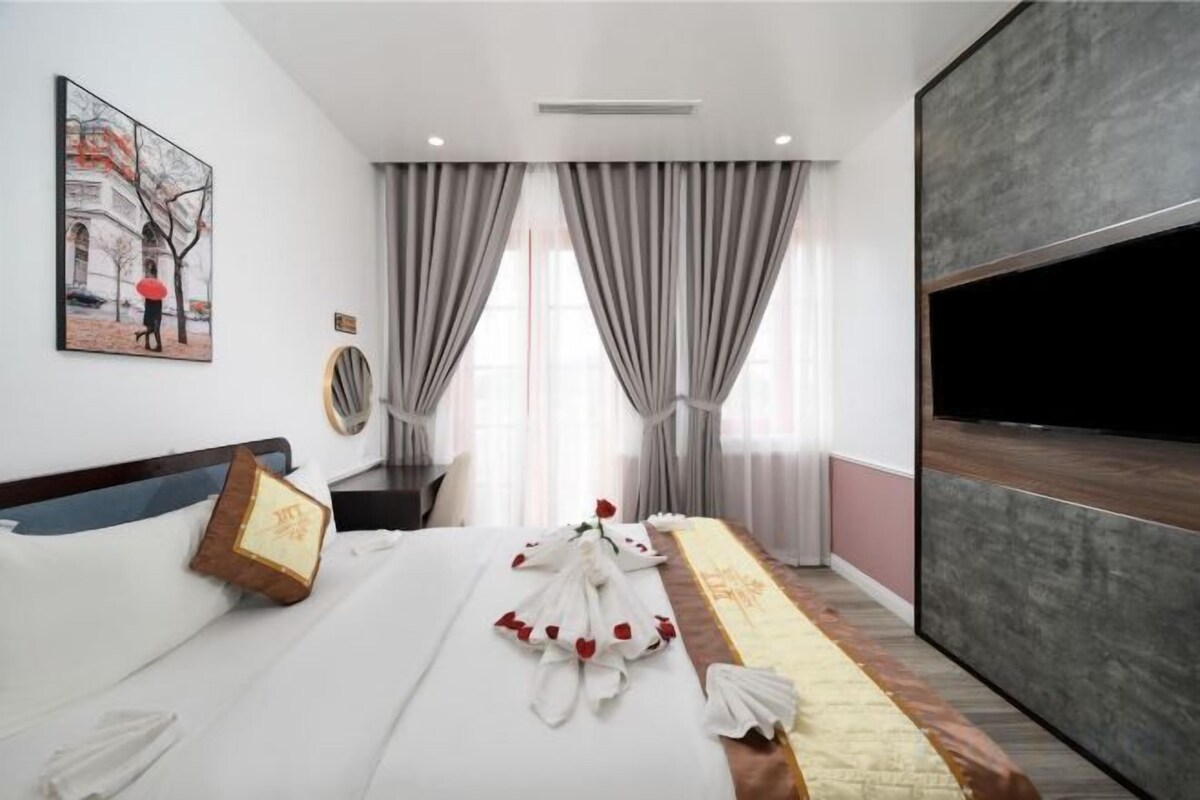In-room safe, blackout curtains, soundproofing, iron/ironing board