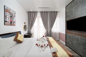 Executive Suite | In-room safe, blackout drapes, soundproofing, iron/ironing board