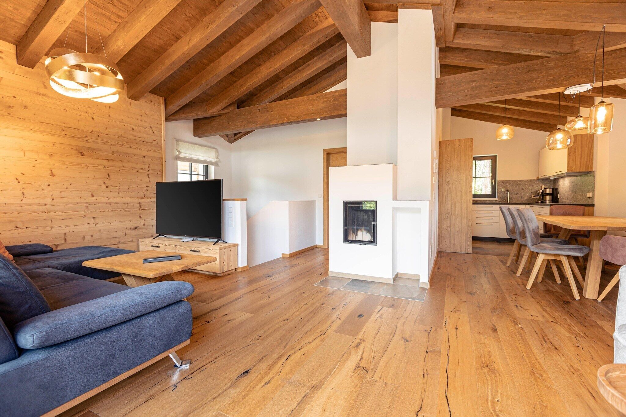 Smart TV, fireplace