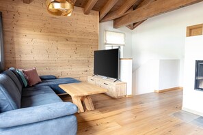 Smart-tv en een open haard
