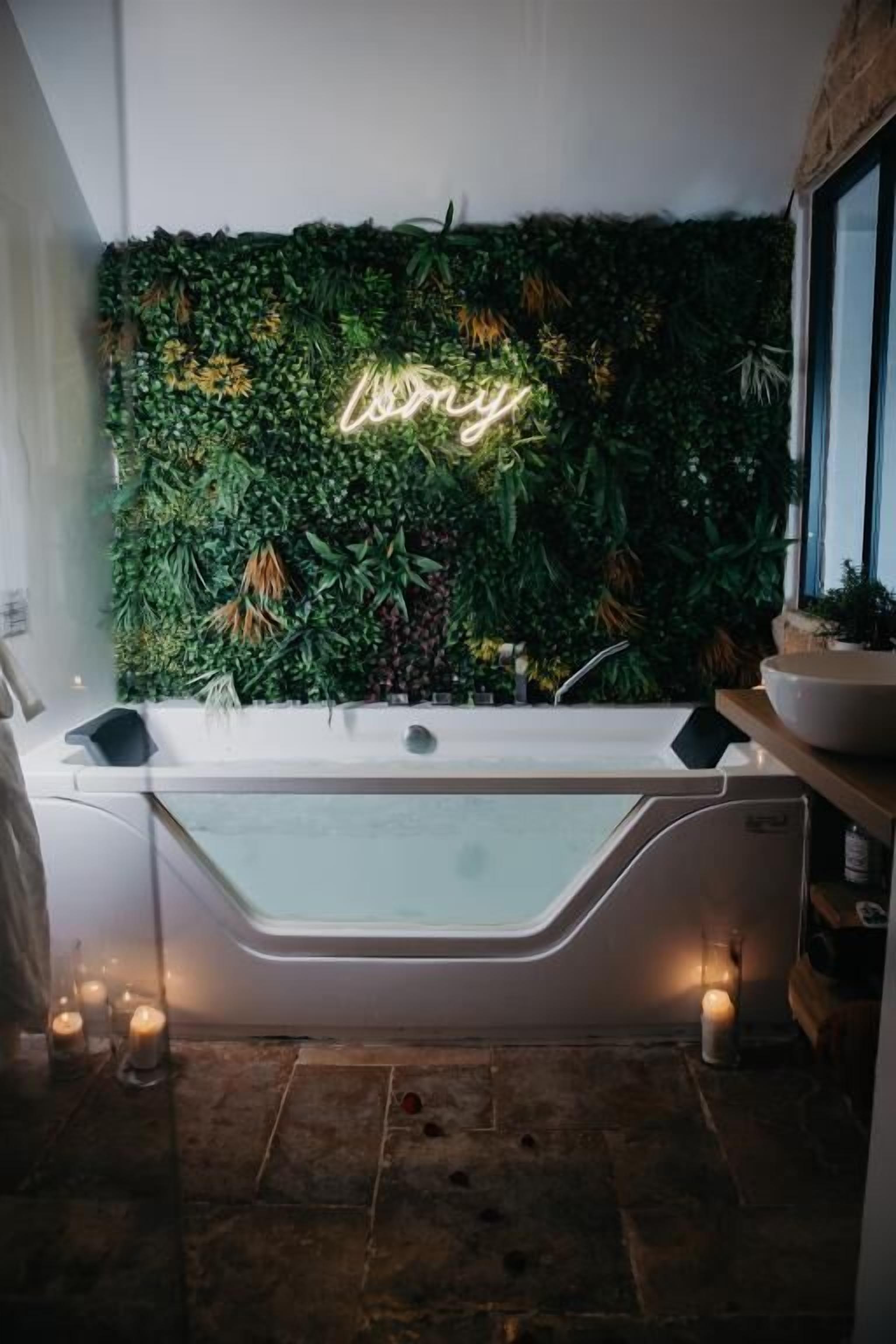 Baignoire à jets, articles de toilette gratuits, sèche-cheveux