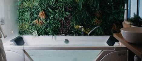 Baignoire à jets, articles de toilette gratuits, sèche-cheveux