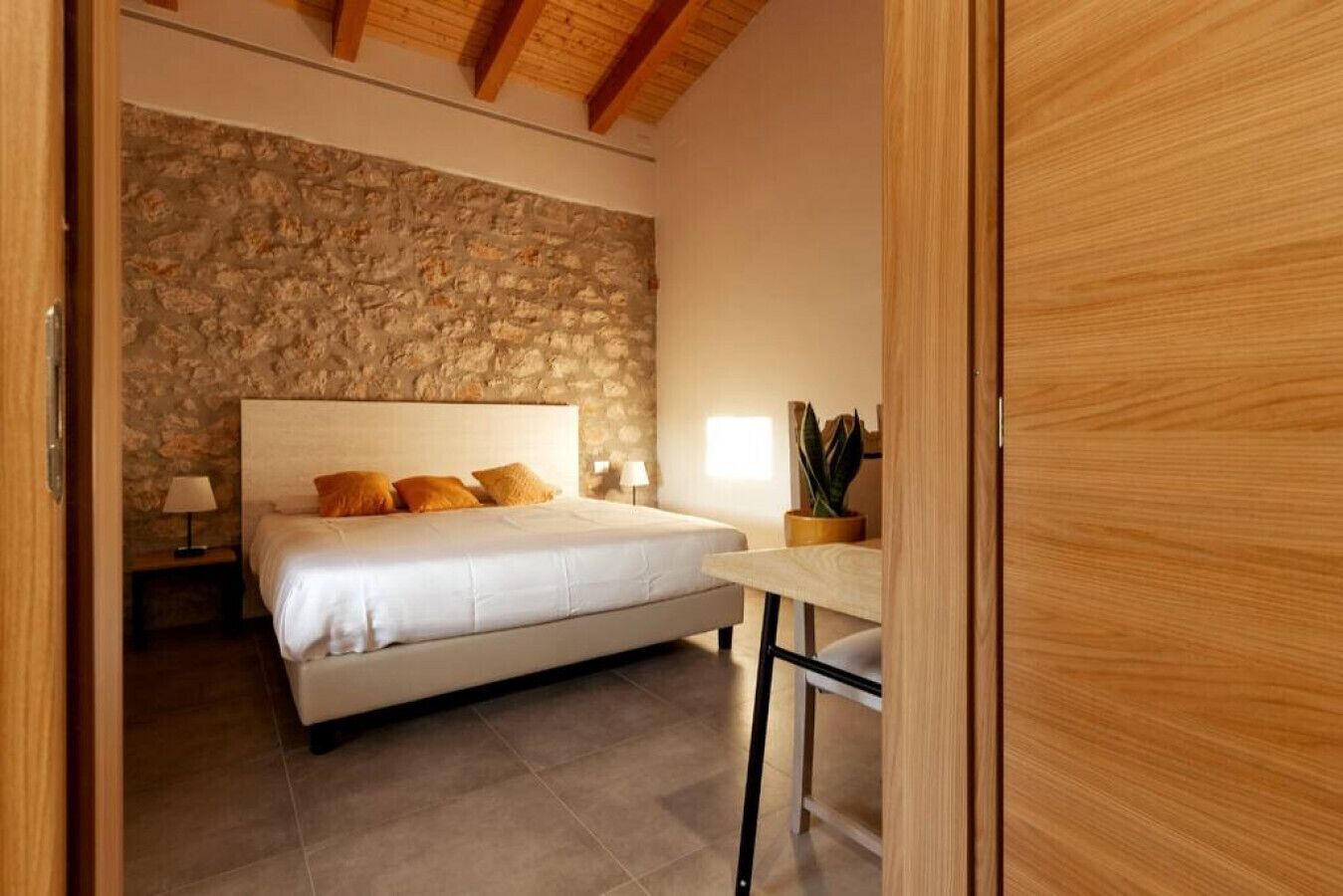 1 slaapkamer, een bureau, wifi, beddengoed