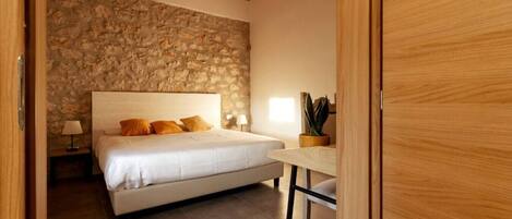 1 bedroom, desk, WiFi, bed sheets