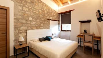 1 bedroom, desk, WiFi, bed sheets