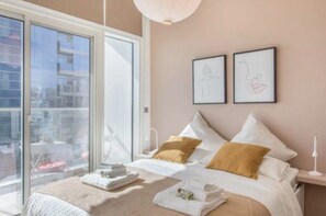 1 bedroom, hypo-allergenic bedding, desk, laptop workspace - Cozy 1BR with balcony sea view (Dubai)