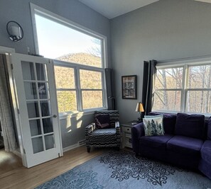 Smart TV, books - Pet friendly home with Breathtaking views (Sandgate)