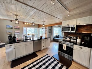 Refrigerador, microondas, horno y parrilla de estufa 