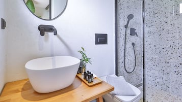 Studio Mare | Bathroom | Shower, rainfall showerhead, free toiletries, hair dryer