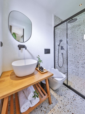 Studio Mare | Salle de bain | Douche, douche à « effet pluie », articles de toilette gratuits