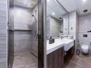 Appartement Confort | Salle de bain | Douche, articles de toilette écologiques, sÚche-cheveux