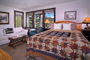 3 bedrooms, desk, travel cot, WiFi