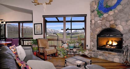 Paradise Chalet, 3 BD/2BA, pet friendly, views!