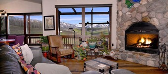 Paradise Chalet, 3 BD/2BA, pet friendly, views!