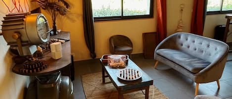 Télévision, lecteur de DVD, baby-foot, livres