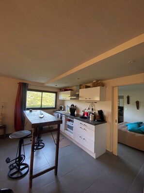 Een koelkast, een microgolfoven, een oven, een kookplaat