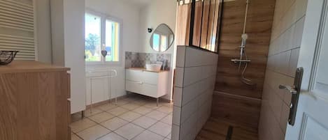 Dusche, kostenlose Toilettenartikel, Haartrockner, Handtücher
