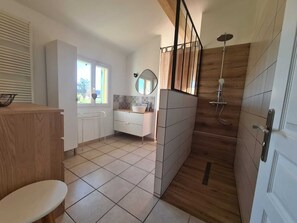Shower, free toiletries, hair dryer, towels