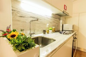 Geladeira, micro-ondas, fogão, lava-louças