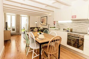 Geladeira, micro-ondas, fogão, lava-louças