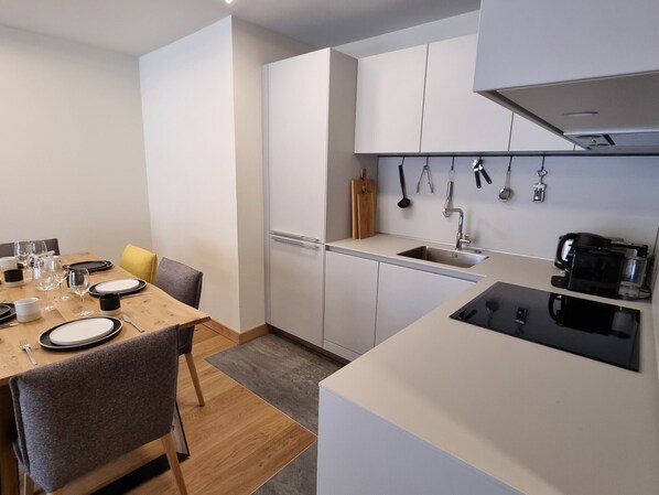 ثلاجة، ميكروويف، فرن، غسالة أطباق