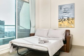 1 bedroom, desk, laptop workspace, blackout drapes - Beautiful 1BR with sunset view (Dubai)