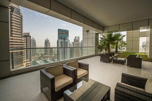 1 bedroom, desk, laptop workspace, blackout drapes - Beautiful 1BR with sunset view (Dubai)