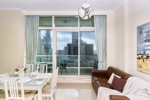 1 bedroom, desk, laptop workspace, blackout drapes - Beautiful 1BR with sunset view (Dubai)