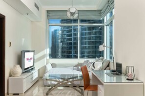 1 bedroom, desk, laptop workspace, blackout drapes - Beautiful 1BR with sunset view (Dubai)