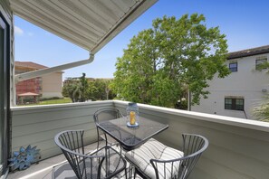Outdoor dining - Surfsong B21 – 1 Bedroom Condo, Close to the Beach, Pool, In the Heart of Miramar Beach, FL! (Miramar Beach)