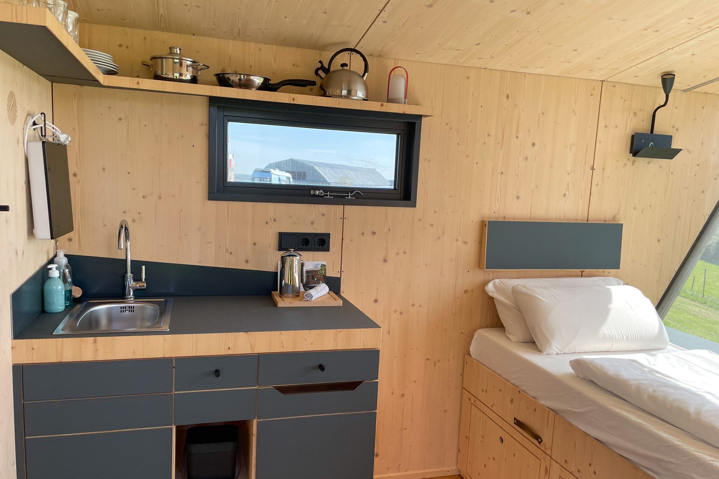 Abgehoben Übernachten im Green Tiny Sleep Space bei der Flugschule Dolmar