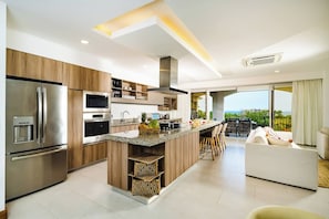 Fridge, microwave, oven, stovetop - Peninsula 30, brand-new, 3-BR, 3BTH penthouse condo in the luxurious Peninsula building, in Langosta (Tamarindo) (Playa Langosta)