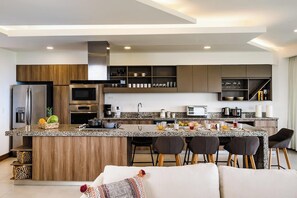 Réfrigérateur, four à micro-ondes, un four, surface de cuisson