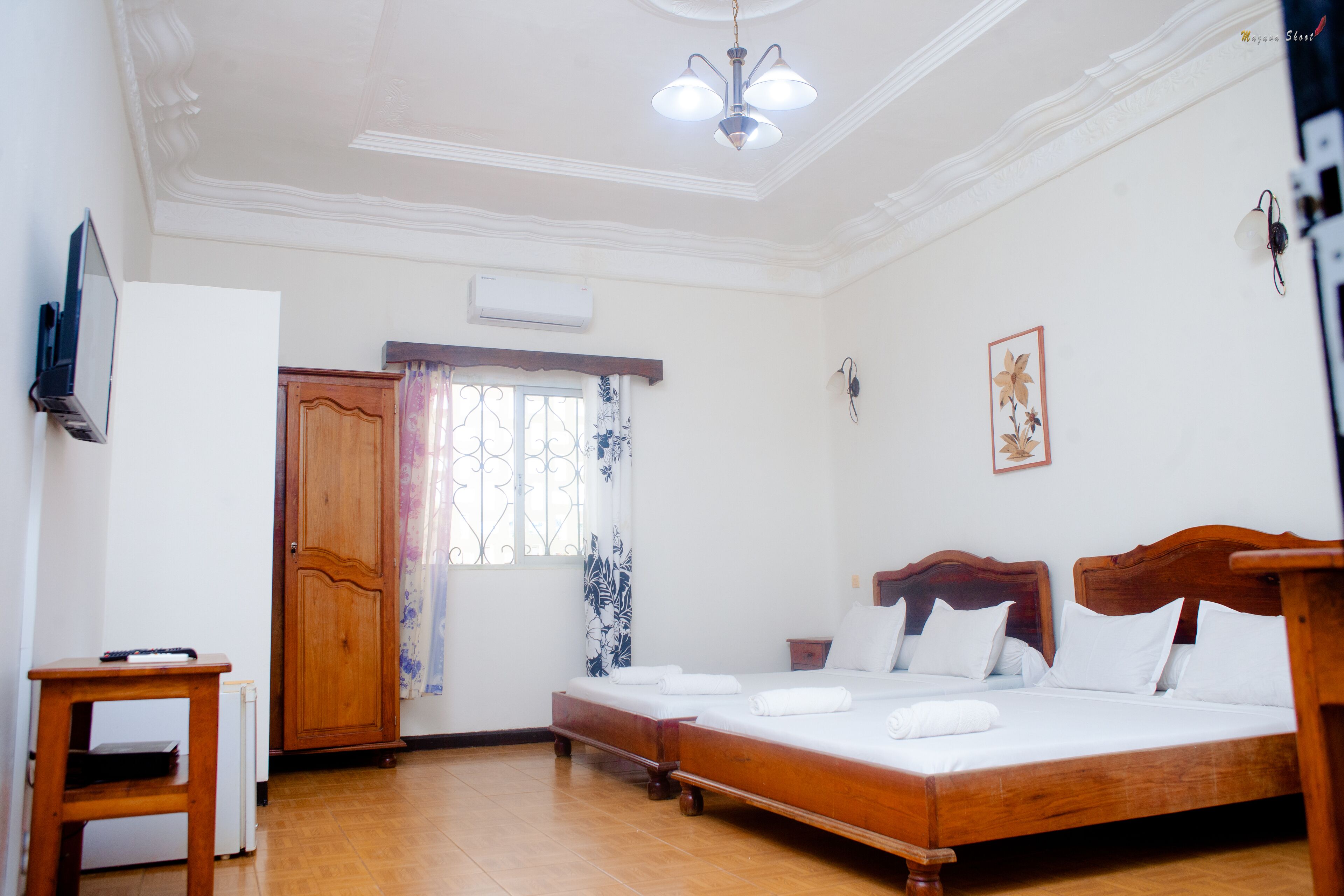 Escritorio, wifi gratis y ropa de cama 