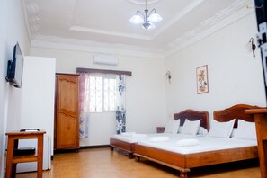 Basic-værelse med 2 enkeltsenge | Skrivebord, gratis Wi-Fi, sengetøj