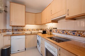 Een koelkast, een magnetron, een oven, een kookplaat
